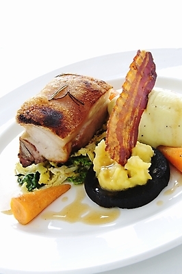 포토 JPG 해외이미지 그릇 음식 채소 탁자 육류 돼지고기 스테이크 요리 사람없음 저녁식사 먹기 허리 점심식사 해외202004 해외포토 식기 가구 식재료 모션 서양음식 신체부위 식사 파일형식 이미지허브