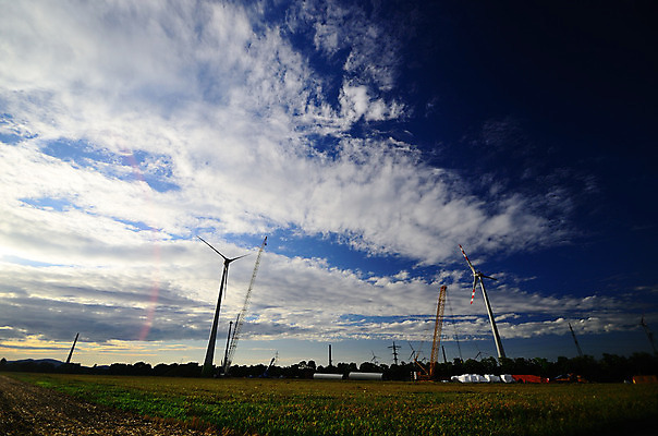 포토 JPG 해외이미지 식물 구름 비즈니스 자연 하늘 바람 풍경 사람없음 파란색 빛 상자 태양 환경 탑 힘 활발 재활용 풍차 발전기 에너지 흰색 업무 칼날 풍력에너지 자원 유지 방앗간 생태학 현재 해외202004 해외포토 자연요소 건축물 교육 컬러 컨셉 날씨 발전소 작업 그린에너지 친환경 생태계 파일형식 이미지허브