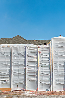 포토 JPG 해외이미지 겨울 벽돌 주택 사람없음 세로 울타리 컬러풀 사진촬영 건설현장 추위 보호 플라스틱 시트 발판 해외202004 해외포토 계절 컬러 컨셉 재질 건설업 건물 담장 촬영 파일형식 이미지허브