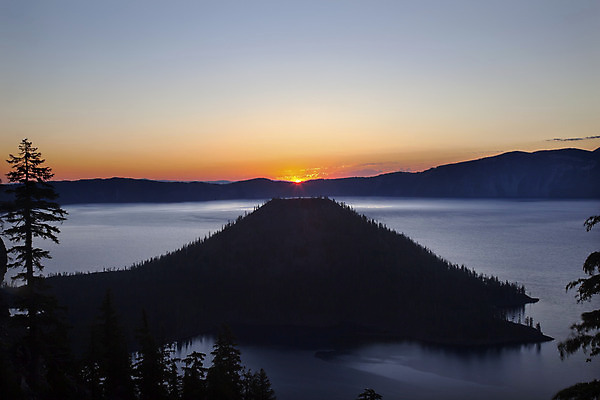 포토 JPG 해외이미지 나무 공원 호수 섬 여행 자연 산 국립공원 풍경 경사 사람없음 야외 물 여름 일출 환경 보라색 미국 황무지 정상 산등성이 화산 암초 분화구 상록수 원뿔 내추럴 울퉁불퉁 전국 절정 지질학 해외202004 해외포토 자연요소 도형 식물 계절 공공시설 교육 컬러 북아메리카 노을 생태계 파일형식 이미지허브