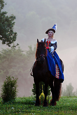 포토 JPG 해외이미지 동물 라이프스타일 드레스 계절 여자 행복 스포츠 포유류 자연 한명 사람 앉기 야외 유행 환경 검은색 골동품 흰색 승차 안장 몸단장 내추럴 굴레 기르기 동반자 바로크 해외202004 해외포토 1 옷 감정 컬러 모션 생활 생태계 돌봄 파일형식 이미지허브