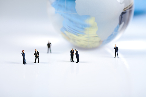 포토 JPG 해외이미지 회의 실내 대화 협상 사람없음 금융 지구본 글로벌비즈니스 비즈니스맨 그룹 토론 흰배경 금융비즈니스 인물미니어처 해외202004 해외포토 남자 백그라운드 비즈니스 말하기 내부 경제 글로벌 미니어처 흰색 직장인 파일형식 이미지허브