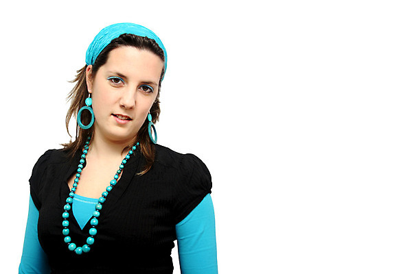 포토 JPG 해외이미지 모델 전통 여자 여유 얼굴 포즈 백그라운드 한명 사람 파란색 금발 검은색 목도리 은색 보석 속눈썹 피부 입술 싱글 집시 특징 스타일 해외202004 해외포토 1 헤어스타일 잡화 감정 컬러 신체부위 광석 눈썹 파일형식 이미지허브