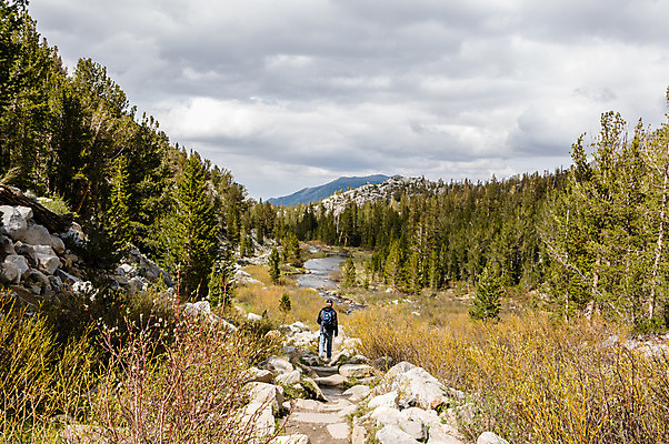 포토 JPG 해외이미지 나무 길 호수 여행 겨울 자연 휴가 산 사람 사람없음 야외 초록색 강 운동 걷기 계곡 하이킹 소나무 개울 배낭여행 캘리포니아 암초 방문 하이커 해외202004 해외포토 식물 계절 컬러 모션 레저 건강 미국 생태계 파일형식 이미지허브
