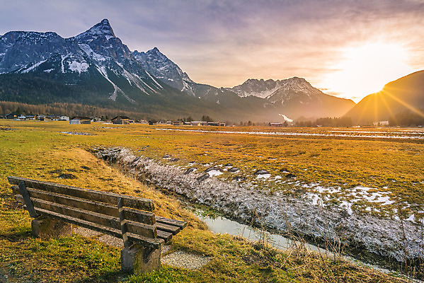 포토 JPG 해외이미지 디자인 계절 유럽 컨셉 겨울 벤치 자연 휴가 산 프레임 사람없음 야외 목재 평화 마을 계곡 황혼 일몰 시골 오스트리아 12월 명상 서리 알프스 구성 단절 절정 눈내림 카피스페이스 해외202004 해외포토 나무 나라 의자 재료 눈_날씨 노을 공백 날짜 생태계 파일형식 이미지허브