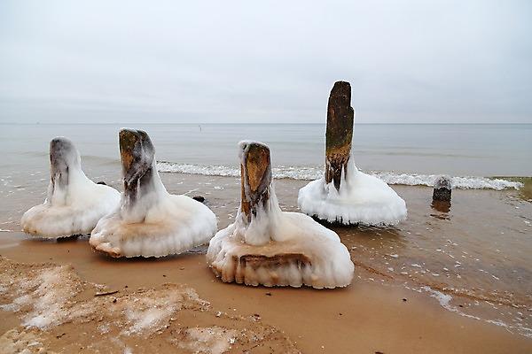 포토 JPG 해외이미지 유럽 선 바다 겨울 자연 풍경 사람없음 건물 물 파란색 냉동 얼음 만 역사 방파제 군용 북쪽 라트비아 해외202004 해외포토 자연요소 건축물 계절 공공시설 나라 컬러 군대 북유럽 방향 생태계 파일형식 이미지허브