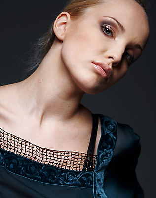 포토 JPG 해외이미지 백인 모델 라이프스타일 여자 유럽 얼굴 포즈 자연 형상 한명 사람 성인 머리 유행 화장품 수확 화려 클래식 고급 우아함 신비 시원함 비밀 만족 개성 픽업 스타일 완전 해외202004 해외포토 서양인 1 감정 나라 컨셉 농업 생활 신체부위 뷰티 생태계 파일형식 이미지허브