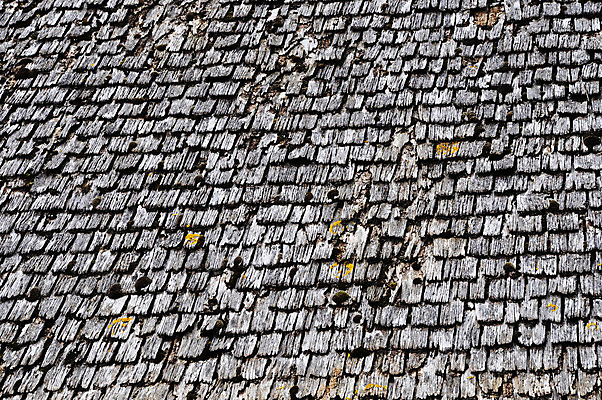 포토 JPG 해외이미지 전통 외관 백그라운드 패턴 건축양식 지붕 날씨 주택 이끼 사람없음 건물 목재 회색 덮개 거친 보호 정상 타일 질감 나쁜 그런지 옛날 줄서기 해외202004 해외포토 나무 건축물 건축 컬러 컨셉 무늬 재료 모션 뚜껑 파일형식 이미지허브