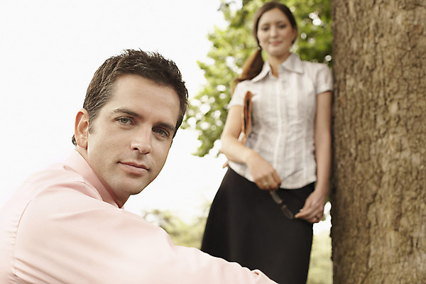 포토 JPG 해외이미지 라이프스타일 응시 공원 여자 남자 짧은머리 갈색머리 서기 미소 사람 앉기 성인 야외 두명 아웃포커스 30대 비즈니스맨 비즈니스우먼 스페인 만족 옷입기 그라나다 해외202004 해외포토 헤어스타일 시선 공공시설 감정 유럽 비즈니스 모션 촬영기법 표정 생활 장년 직장인 파일형식 이미지허브