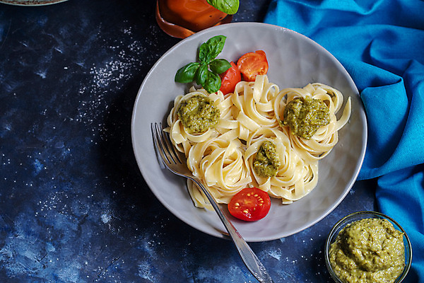 포토 JPG 해외이미지 접시 음식 포크 토마토 치즈 새우 파스타 건강 스파게티 요리 사람없음 식당 식사 저녁식사 이탈리아 흰색 면 해산물 바질 점심식사 해외202004 해외포토 식기 유럽 컬러 채소 유제품 서양음식 갑각류 상점 파일형식 이미지허브