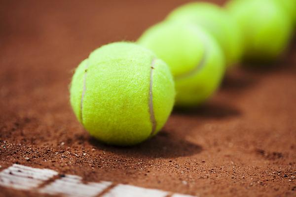 포토 JPG 해외이미지 그림자 근접촬영 사람없음 야외 아웃포커스 테니스 테니스용품 테니스장 테니스공 일렬 땅바닥 해외202004 해외포토 스포츠용품 뷰포인트 공 스포츠시설 바닥 촬영기법 구기 파일형식 이미지허브