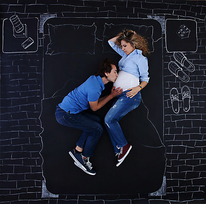 포토 JPG 해외이미지 백인 커플 종이 백그라운드 컨셉 2 장난 포옹 친절 키스 바닥 사랑 미술 두명 검은색 화목 임신 기쁨 침실 청바지 침대 아기 스케치 그림 분필 해외202004 해외포토 서양인 감정 컬러 가구 바지 관계 안기 문화예술 사람 애정표현 초크 파일형식 이미지허브