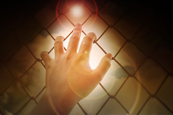 포토 JPG 해외이미지 손 여자 컨셉 난간 한명 힘 자유 잡기 바 철책 체포 해외202004 해외포토 1 모션 사람 신체부위 파일형식 이미지허브