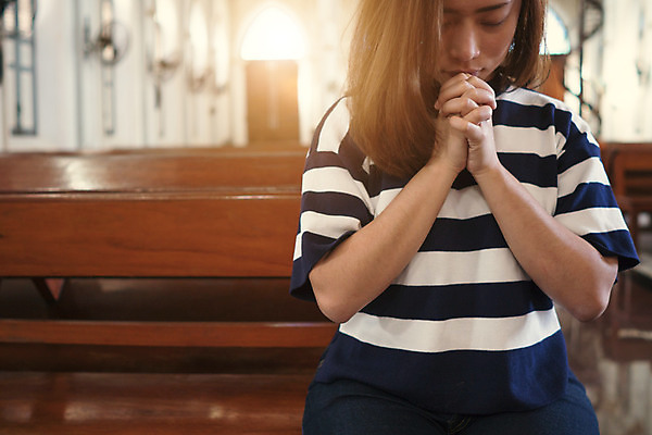 포토 JPG 해외이미지 전통 여자 종교 의자 텍스트 실내 관리 사랑 한명 사람 앉기 동양인 성인 빛 성당 교회 성경 기도 사찰 의식 영혼 신성 숭배 신앙심 접기 해외202004 해외포토 1 감정 가구 종교용품 종교건축 모션 인종 내부 건물 파일형식 이미지허브