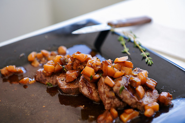 포토 JPG 해외이미지 접시 문화 음식 토마토 채소 뼈 쟁반 육류 돼지고기 요리 사람없음 목재 저녁식사 소고기 튀김 신선 양념 칼 그릴 바비큐 먹기 준비 상쾌 훈제 바비큐립 점심식사 해외202004 해외포토 나무 식기 감정 식재료 재료 모션 주방용품 식사 파일형식 이미지허브
