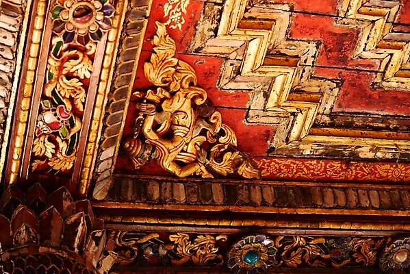 포토 JPG 해외이미지 전통 아시아 문화 태국 미술 사람없음 장식 빨간색 갈색 거울 골동품 기둥 업무 황금 고급 심볼 대나무 묘사 강렬 옛날 핸드메이드 해외202004 해외포토 나무 건축 나라 컬러 컨셉 문화예술 작업 파일형식 이미지허브