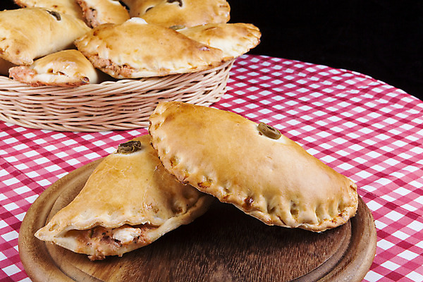 포토 JPG 해외이미지 음식 채소 부분 티타임 치즈 피자 파슬리 건강 요리 사람없음 목재 식당 저녁식사 이탈리아 소고기 튀김 껍질 흰색 신선 황금 인도인 시리얼 굽기 배고픔 속도 올리브 테이크아웃 점심식사 폭식 타르트 파키스탄 페스츄리 핸드메이드 해외202004 해외포토 외국인 나무 열매 유럽 아시아 빵 컬러 재료 휴식 유제품 패스트푸드 서양음식 육류 동양인 상점 식사 구이 파이_빵 파일형식 이미지허브