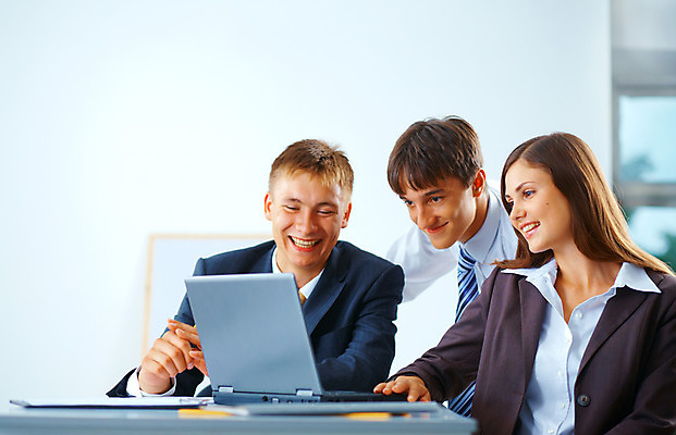 포토 JPG 해외이미지 백인 직업 손 응시 여자 남자 행복 얼굴 비즈니스 통신 성공 협력 노동자 함께함 미소 사람 성인 세명 노트북 머리 우정 흰색 비즈니스맨 비즈니스우먼 그룹 통일 해외202004 해외포토 서양인 시선 감정 컬러 컨셉 표정 신체부위 친구 전자제품 직장인 파일형식 이미지허브