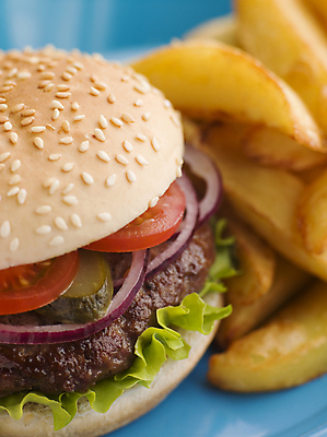 포토 JPG 해외이미지 패스트푸드 실내 근접촬영 사람없음 아웃포커스 햄버거 인스턴트 정크푸드 파란배경 웨지감자 해외202004 해외포토 음식 뷰포인트 백그라운드 감자 촬영기법 내부 파란색 감자요리 파일형식 이미지허브