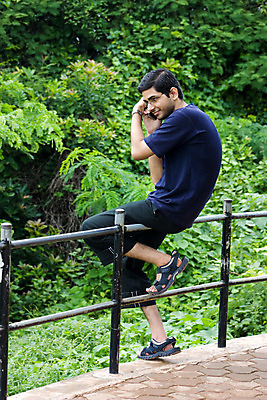 포토 JPG 해외이미지 나무 1 라이프스타일 응시 남자 행복 자연 모바일 친절 거리 대화 한명 사람 소년 야외 10대 초록색 여름 스마트폰 청춘 듣기 발코니 바위 흰색 표현 원형 시력 긍정 타운 소통 스타일 해외202004 해외포토 도형 식물 시선 계절 감정 어린이 컬러 컨셉 모션 청소년 말하기 생활 핸드폰 스마트기기 돌_바위 도시 생태계 파일형식 이미지허브