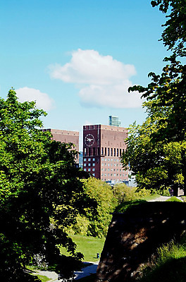 포토 JPG 해외이미지 나무 건축양식 벽돌 노르웨이 사람없음 빨간색 초록색 파란색 탑 도시 묘사 오슬로 해외202004 해외포토 식물 건축물 건축 유럽 컬러 파일형식 이미지허브