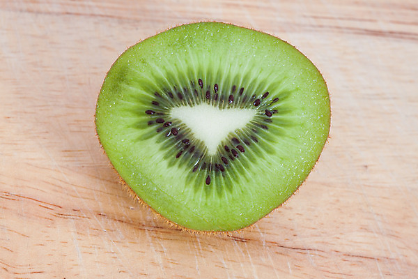 포토 JPG 해외이미지 음식 조각 백그라운드 다이어트 과일 재료 건강 키위 사람없음 초록색 갈색 흰색 신선 달콤 맛 날것 슬라이스 숙성 채식주의자 해외202004 해외포토 컬러 컨셉 채식 파일형식 이미지허브