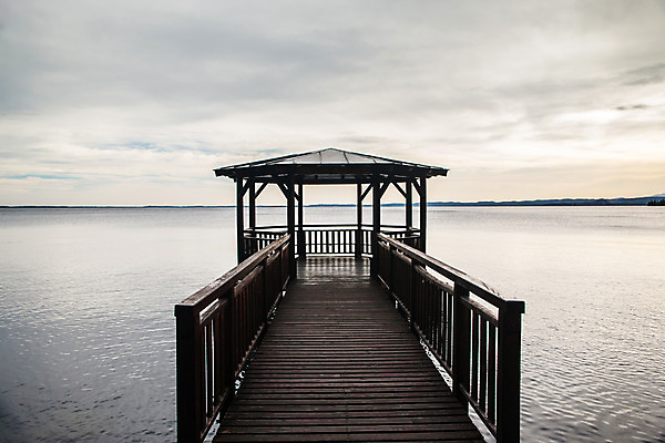 포토 JPG 해외이미지 구름 계절 호수 바다 여행 자연 하늘 아침 휴가 휴식 거리 파노라마 풍경 사람없음 야외 목재 물 여름 빛 햇빛 일출 항구 어둠 봄 이탈리아 장면 넘어짐 수평선 해외202004 해외포토 주간 자연요소 나무 유럽 컨셉 재료 교통시설 모션 촬영기법 태양 노을 생태계 파일형식 이미지허브