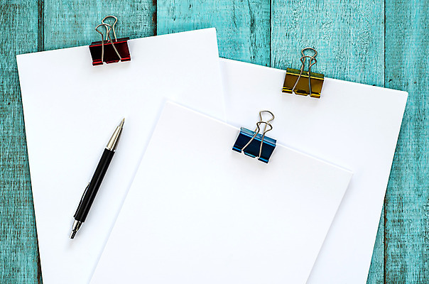 포토 JPG 해외이미지 디자인 백그라운드 컨셉 비즈니스 문구용품 사람없음 펜 쌓기 자료 흰색 플랫 책상 오브젝트 보고서 파일 페이지 해외202004 해외포토 컬러 가구 모션 필기구 파일형식 이미지허브