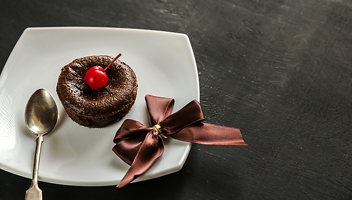 포토 JPG 해외이미지 접시 리본 검은배경 실내 사람없음 숟가락 체리 달콤 해외202004 퐁당오쇼콜라 해외포토 식기 백그라운드 과일 디저트 수저 내부 검은색 맛 파일형식 이미지허브