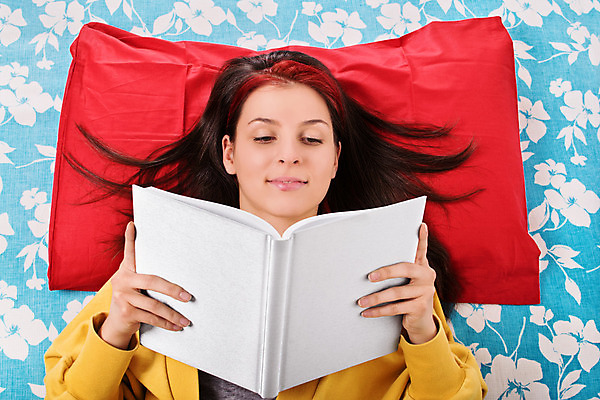 포토 JPG 해외이미지 백인 학생 라이프스타일 응시 교육 행복 얼굴 생각 베개 상상 아침 주택 아이디어 실내 한명 사람 책 스터디 독서 침실 흰색 침대 잡기 오픈 정상 읽기 페이지 거짓말 해외202004 해외포토 주간 서양인 1 시선 감정 컬러 가구 컨셉 침구 모션 내부 건물 생활 신체부위 학습 파일형식 이미지허브