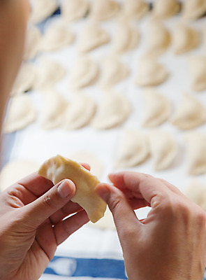 포토 JPG 해외이미지 전통 접시 손 할머니 음식 재료 탁자 치즈 감자 요리 사람없음 목재 주방 요리사 식사 저녁식사 침묵 신선 막대기 맛 먹기 향수 준비 날것 반죽 밀가루 점심식사 폭식 경단 라비올리 생식 스터핑 우크라이나 페스츄리 핸드메이드 현실 해외202004 해외포토 나무 직업 식기 여자 노년 유럽 빵 가구 컨셉 채소 모션 유제품 신체부위 소리 화장품 가루 파일형식 이미지허브