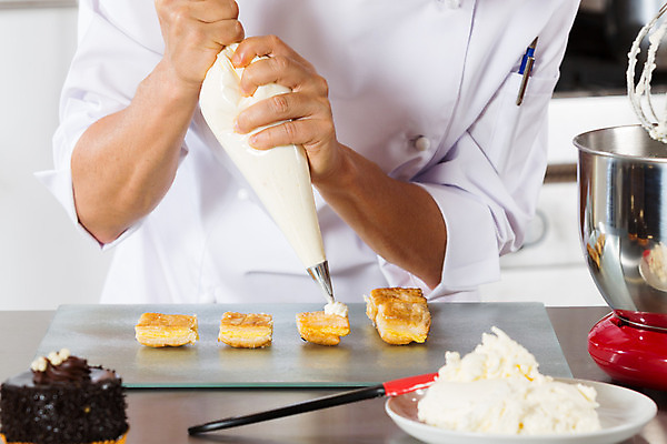 포토 JPG 해외이미지 직업 접시 손 여자 유니폼 디저트 요리 한명 장식 과자 케이크 주방 초콜릿 요리사 검은색 고명 달콤 맛 냄비 믹서 크림 국자 준비 만들기 주걱 코코아 제빵사 페스츄리 해외202004 해외포토 1 식기 옷 음료 음식 빵 컬러 컨셉 모션 주방용품 사람 신체부위 솥 파일형식 이미지허브