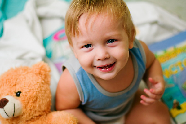 포토 JPG 해외이미지 백인 1 라이프스타일 손 남자 행복 얼굴 어린이 장난 곰 주택 실내 건강 한명 미소 사람 소년 장난감 노란색 곰인형 슬픔 흰색 침대 표현 아기 잡기 질병 작음 걸음마 돌봄 천진난만 혼자 유일 안락 해외202004 해외포토 서양인 동물 감정 인형 컬러 가구 컨셉 포유류 의학 모션 표정 내부 건물 생활 신체부위 크기 파일형식 이미지허브
