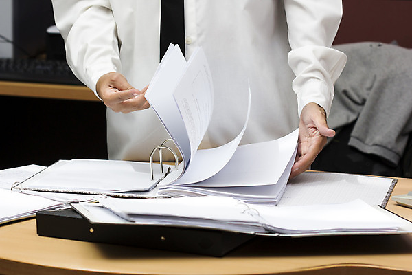 포토 JPG 해외이미지 1 손 응시 남자 종이 가구 셔츠 손가락 탁자 넥타이 노동자 실내 손잡이 서기 사람 사람없음 사무실 독서 펼침 업무 작업 비즈니스맨 검색 문서 파일 바쁨 폴더 재촉 해외202004 해외포토 직업 시선 잡화 생활용품 컨셉 상의 비즈니스 모션 내부 신체부위 직장인 파일형식 이미지허브