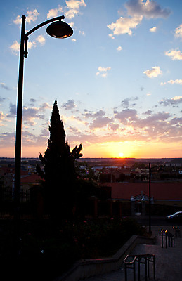 포토 JPG 해외이미지 나무 구름 가로등 하늘 날씨 사람없음 태양 일출 일몰 분위기 문학 해외202004 해외포토 자연요소 식물 공공시설 컨셉 노을 파일형식 이미지허브