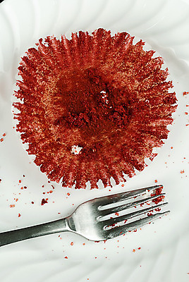 포토 JPG 해외이미지 접시 음식 포크 디저트 사람없음 가로 빨간색 컬러풀 파티 케이크 얼음 식사 흰색 대접 화려 달콤 컵케이크 굽기 먹기 뿌리기 포장지 부스러기 크림치즈 벨벳 해외202004 해외포토 자연요소 식기 컬러 컨셉 포장 모션 치즈 이벤트 맛 실크 구이 파일형식 이미지허브