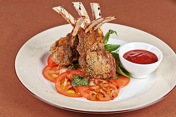 포토 JPG 해외이미지 접시 토마토 식재료 실내 사람없음 양고기 양고기구이 갈색배경 해외202004 해외포토 식기 백그라운드 채소 육류 내부 갈색 구이 파일형식 이미지허브