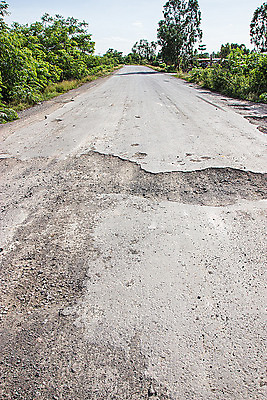 포토 JPG 해외이미지 도로 길 포장 건축양식 교통시설 표면 거리 사람없음 손상 회색 바위 구멍 고속도로 보행로 균열 수리 위험 아스팔트 사건 묘사 먼지 나쁜 건축업자 깨짐 돌봄 땅바닥 방법 옛날 해외202004 해외포토 건축 컬러 교통 컨셉 모션 바닥 돌_바위 시설 파일형식 이미지허브