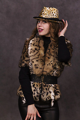 포토 JPG 해외이미지 모델 디자인 옷 얼굴 포즈 백그라운드 겨울 털 따뜻함 한명 유행 회색 파마 사진사 입술 스타일 해외202004 해외포토 1 헤어스타일 계절 컬러 사람 신체부위 작가 파일형식 이미지허브