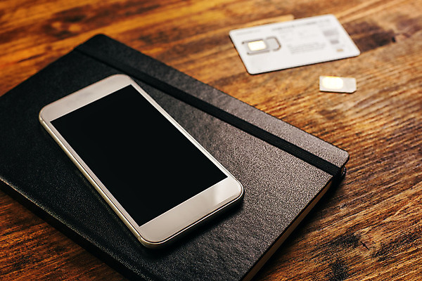 포토 JPG 해외이미지 통신 모바일 새로움 사람없음 전자제품 스마트폰 핸드폰 장비 네트워크 신용카드 변화 연결 스위치 교체 카피스페이스 제공자 해외202004 해외포토 컨셉 금융 스마트기기 공백 파일형식 이미지허브