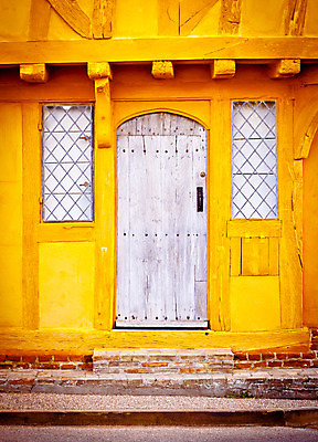 포토 JPG 해외이미지 영어 외관 벽 건축양식 창문 유리 출입구 영국 잉글랜드 주택 프레임 자물쇠 손잡이 사람없음 야외 건물 목재 빛 노란색 문 수확 중세 철 주소 단계 비네팅 수목 옛날 판유리 해외202004 해외포토 나무 문자 건축물 건축 유럽 컬러 농업 재료 재질 촬영기법 역사 파일형식 이미지허브