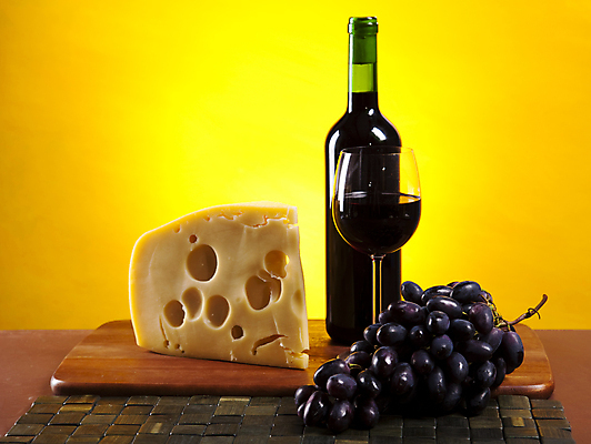 포토 JPG 해외이미지 와인잔 포도 치즈 사람없음 와인 와인병 한조각 나무도마 나무탁자 노란배경 해외202004 해외포토 1 백그라운드 술잔 과일 탁자 병_용기 유제품 도마 주류 목재 노란색 파일형식 이미지허브