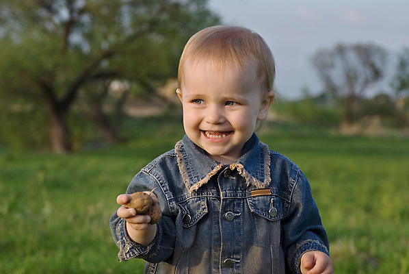포토 JPG 해외이미지 1 응시 옷 딸 행복 감정 얼굴 어린이 자연 놀이 하늘 날씨 휴식 디저트 친절 한명 미소 웃음 잔디 야외 초록색 여름 마을 식사 봄 기쁨 견과류 아기 잡기 작음 4월 6월 5월 열정 걸음마 해외202004 해외포토 식물 시선 계절 음식 컬러 컨셉 가족 모션 표정 사람 신체부위 날짜 크기 생태계 파일형식 이미지허브