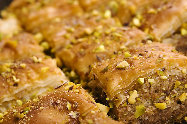 포토 JPG 해외이미지 음식 패턴 오렌지 재료 디저트 쟁반 사람없음 희망 카페 빵집 견과류 황금 중앙 달콤 맛 설탕 굽기 지중해 먹기 그리스 반죽 호두 시럽 꿀 동쪽 칠면조 그리스인 고립 식욕 아랍어 아르메니아 어려움 페스츄리 바클라바 해외202004 튀르키예 해외포토 서양인 감정 유럽 아시아 빵 바다 컨셉 무늬 과일 모션 조류 상점 구이 방향 파일형식 이미지허브