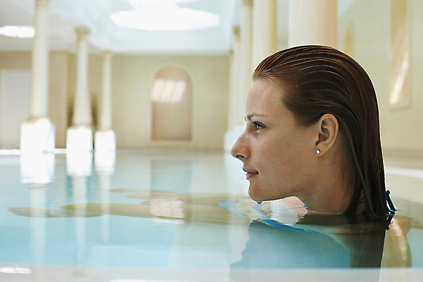 포토 JPG 해외이미지 응시 여자 수영복 수영장 실내 한명 상반신 성인 옆모습 기둥 고급 성인여자한명만 실내수영장 해외202004 해외포토 1 시선 옷 건축 뷰포인트 컨셉 사람 내부 여자한명만 성인여자만 파일형식이미지허브