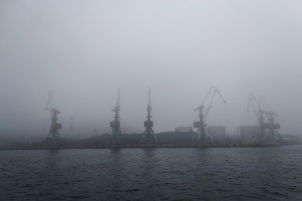 포토 JPG 해외이미지 산업 바다 비즈니스 교통시설 아침 날씨 항해 사람없음 물 파란색 항구 장비 안개 화물 표현 보트 상품 컨테이너 기중기 무역 함선 상업 승객 수납 포트 무거움 적재 수입 해외202004 해외포토 주간 자연요소 컬러 교통 배_교통 운송업 중장비 무게 시설 파일형식 이미지허브