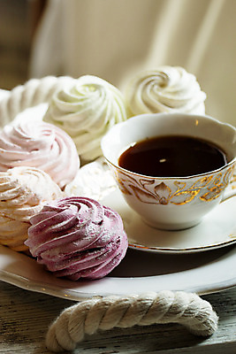 포토 JPG 해외이미지 모양 접시 커피 분홍색 결혼 디저트 사탕 사람없음 장식 컵 빛 쿠키 과자 케이크 봄 빵집 회색 흰색 설탕 버드나무 크림 부드러움 아메리카노 에스프레소 마시멜로우 건포도 러시아인 머랭 페스츄리 해외202004 머랭쿠키 해외포토 서양인 나무 식기 계절 음료 음식 빵 컬러 포도 이벤트 상점 감각 건과일 파일형식 이미지허브