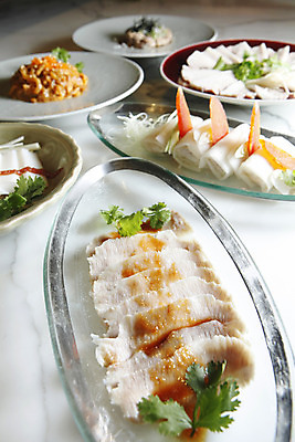 포토 JPG 해외이미지 접시 음식 육류 돼지고기 어류 사람없음 식당 중국 추위 흰색 상추 해산물 해외202004 해외포토 식기 아시아 컬러 채소 식재료 상점 수중동물 파일형식 이미지허브