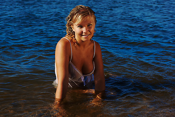 포토 JPG 해외이미지 백인 1 라이프스타일 응시 여자 유럽 얼굴 바다 하늘색 휴가 한명 미소 사람 물 여름 파란색 햇빛 태양 맑음 흰색 선탠 러시아인 해외202004 손모아장갑 해외포토 자연요소 서양인 시선 계절 나라 컬러 장갑 날씨 표정 생활 신체부위 파일형식 이미지허브