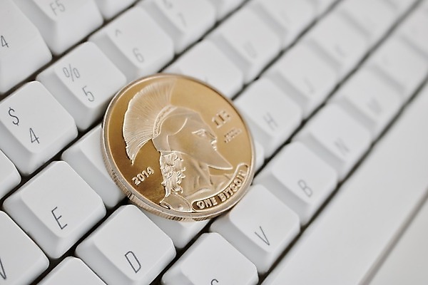 포토 JPG 해외이미지 돈 비즈니스 사람없음 금융 컴퓨터 동전 저축 흰색 키보드 무역 결제 온라인쇼핑 가치 해외202004 해외포토 산업 컬러 경제 전자제품 쇼핑 재산 온라인 파일형식 이미지허브